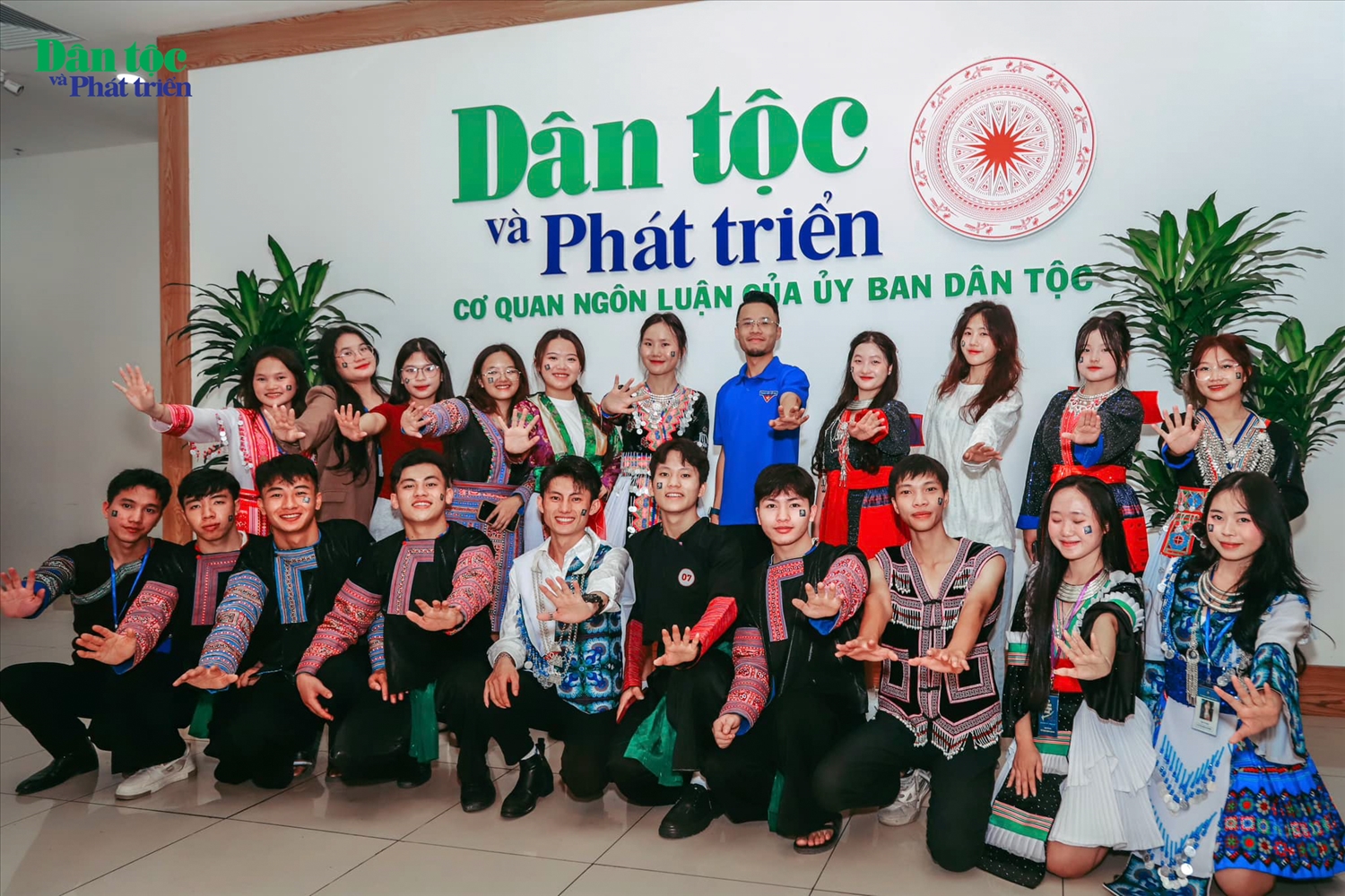 Phóng viên Cao Tuấn Ninh cùng các bạn sinh viên dân tộc Mông đang sinh sống và học tập tại Hà Nội