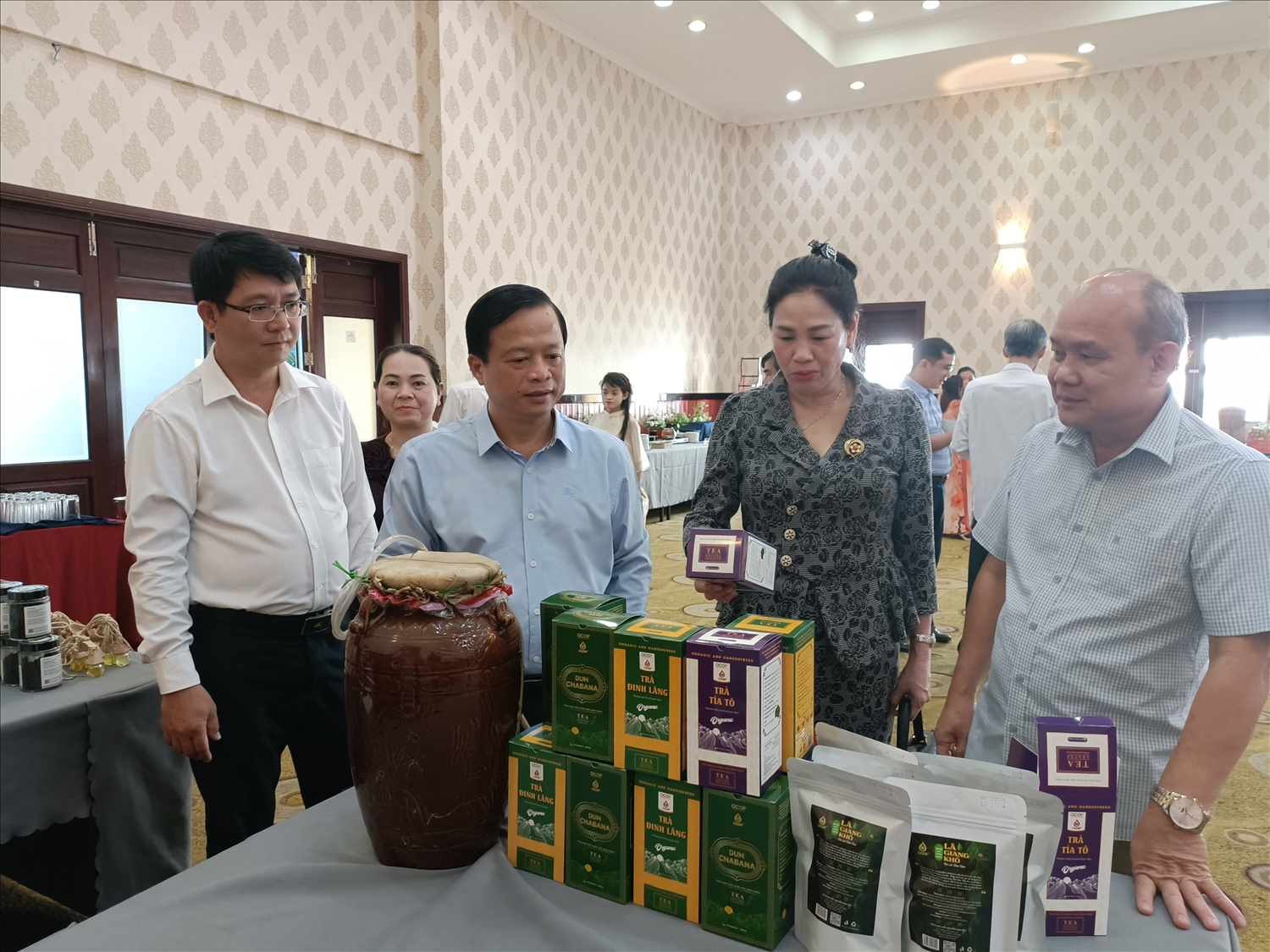 Các địa biểu tham quan gian hàng sản phẩm đặc trưng của vùng đồng bào DTTS và miền núi tỉnh Bình Định được trương bày tại Hội nghị