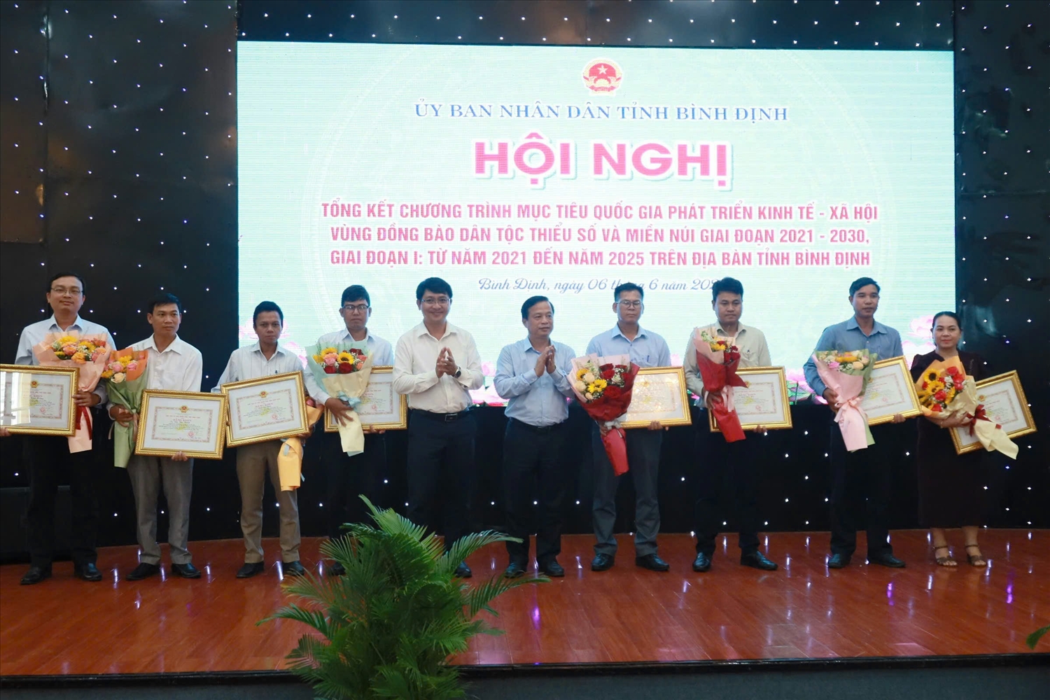 Lãnh đạo UBND tỉnh Bình ĐỊnh tặng Bằng khen cho các tập thể, cá nhân có thành tích xuất sắc trong việc triển khai thực hiện CHương trình MTQG 1719 giai đoạn 2021 - 2025 trên địa bàn tỉnh 