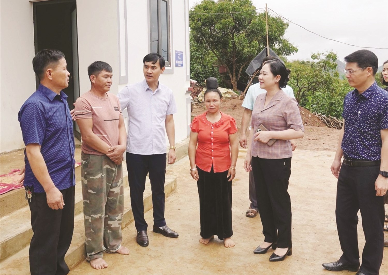 Thứ trưởng Bộ Dân tộc và Tôn giáo Nông Thị Hà cùng Giám đốc Sở Dân tộc và Tôn giáo Nguyễn Viết Hưng và đoàn công tác thăm gia đình ông Lò Văn Bun, bản Mạt, xã Chiềng Mung, huyện Mai Sơn ngày 16/5/2025