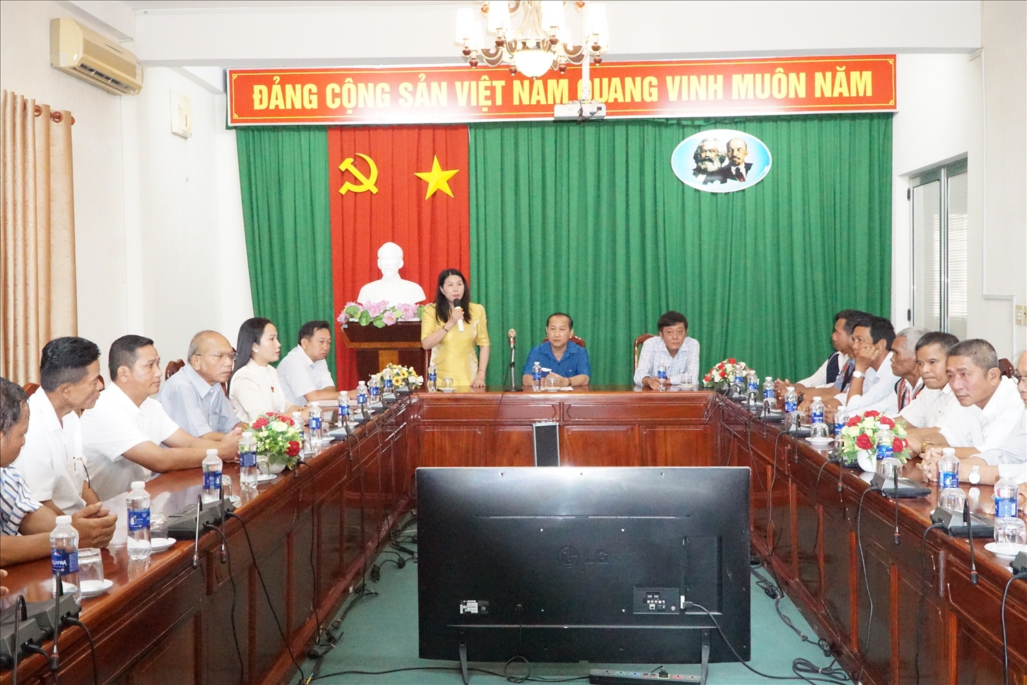 Bà Hồ Thị Kim Lệ – Phó Giám đốc Sở Dân tộc và Tôn giáo tỉnh Bình Thuận chia sẻ thông tin về đoàn đại biểu 