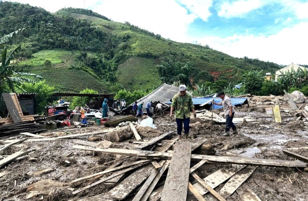 Bản làng ở xã biên giới Nhôn Mai (Tương Dương, Nghệ An) tan hoang sau lũ quét