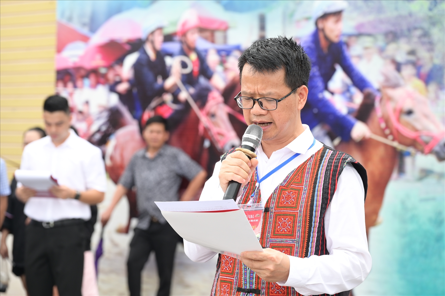 Ông Trần Hoàng Tuân, Phó Chủ tịch UBND huyện, Trưởng Ban tổ chức giải phát biểu khai mạc