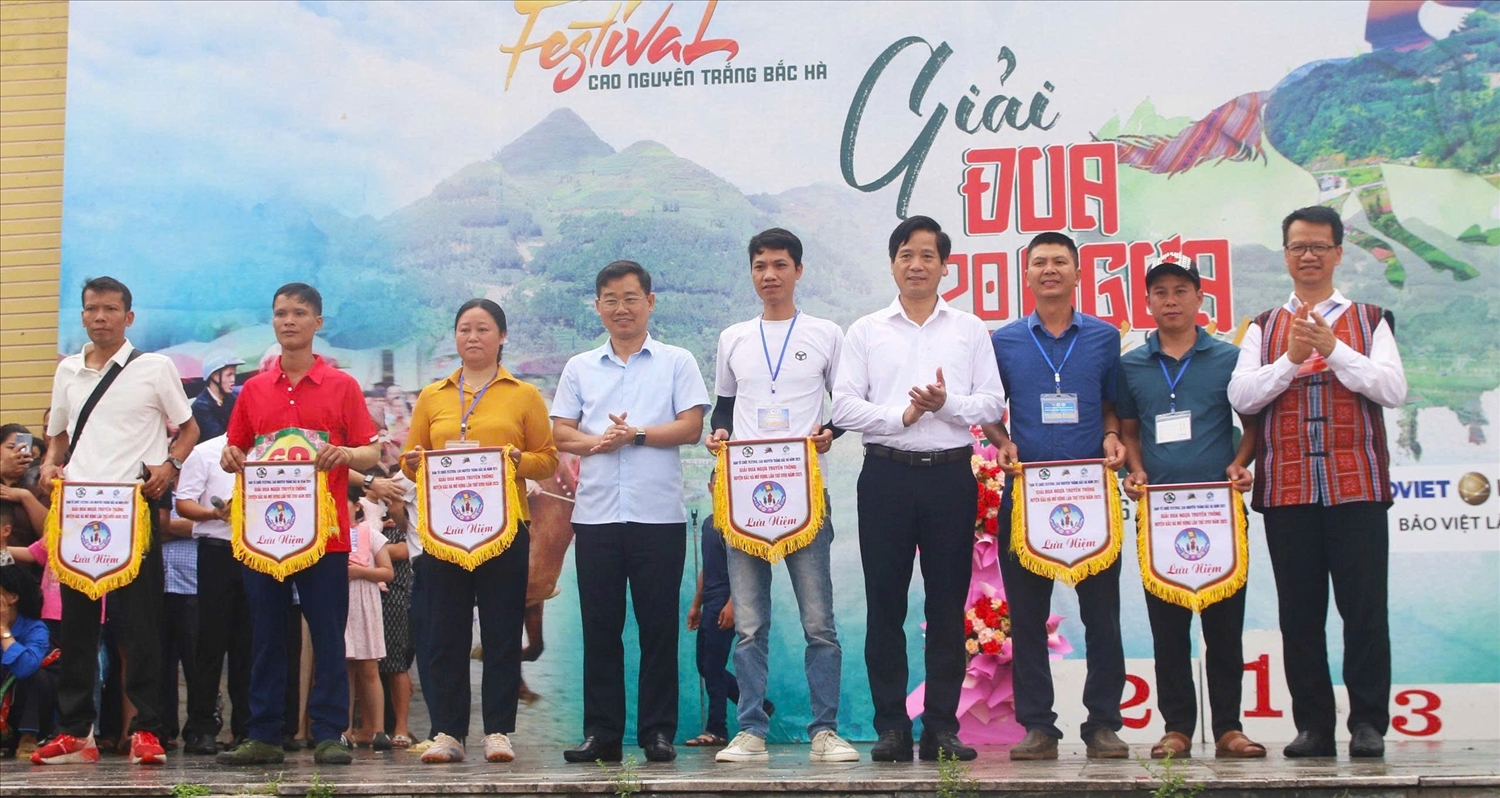 Ban Tổ chức trao cờ cho các đội tham gia Giải đua ngựa