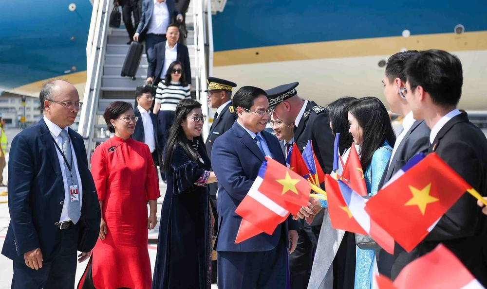 Cán bộ, nhân viên Đại sứ quán Việt Nam tại Pháp nồng nhiệt chào đón Thủ tướng Phạm Minh Chính và Phu nhân (Ảnh NGUYỄN HỒNG).