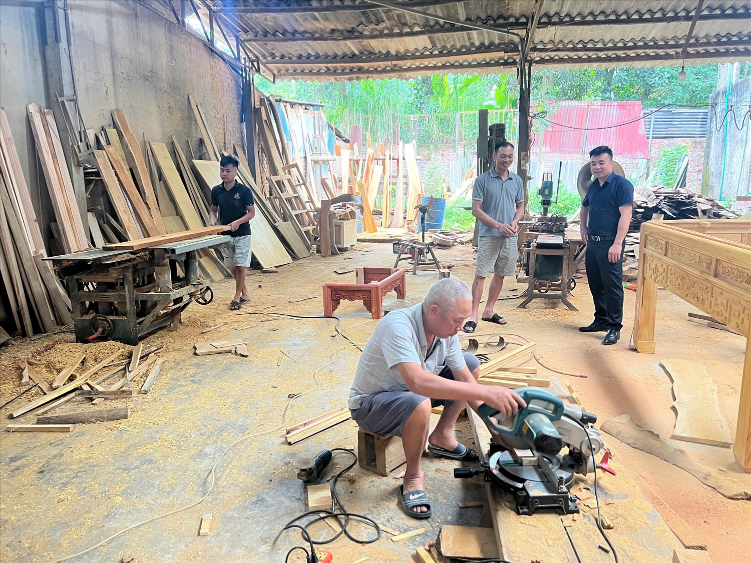 Cơ sở đồ thờ mỹ nghệ của gia đình anh Hiếu tạo việc làm thường xuyên cho 6-7 lao động địa phương