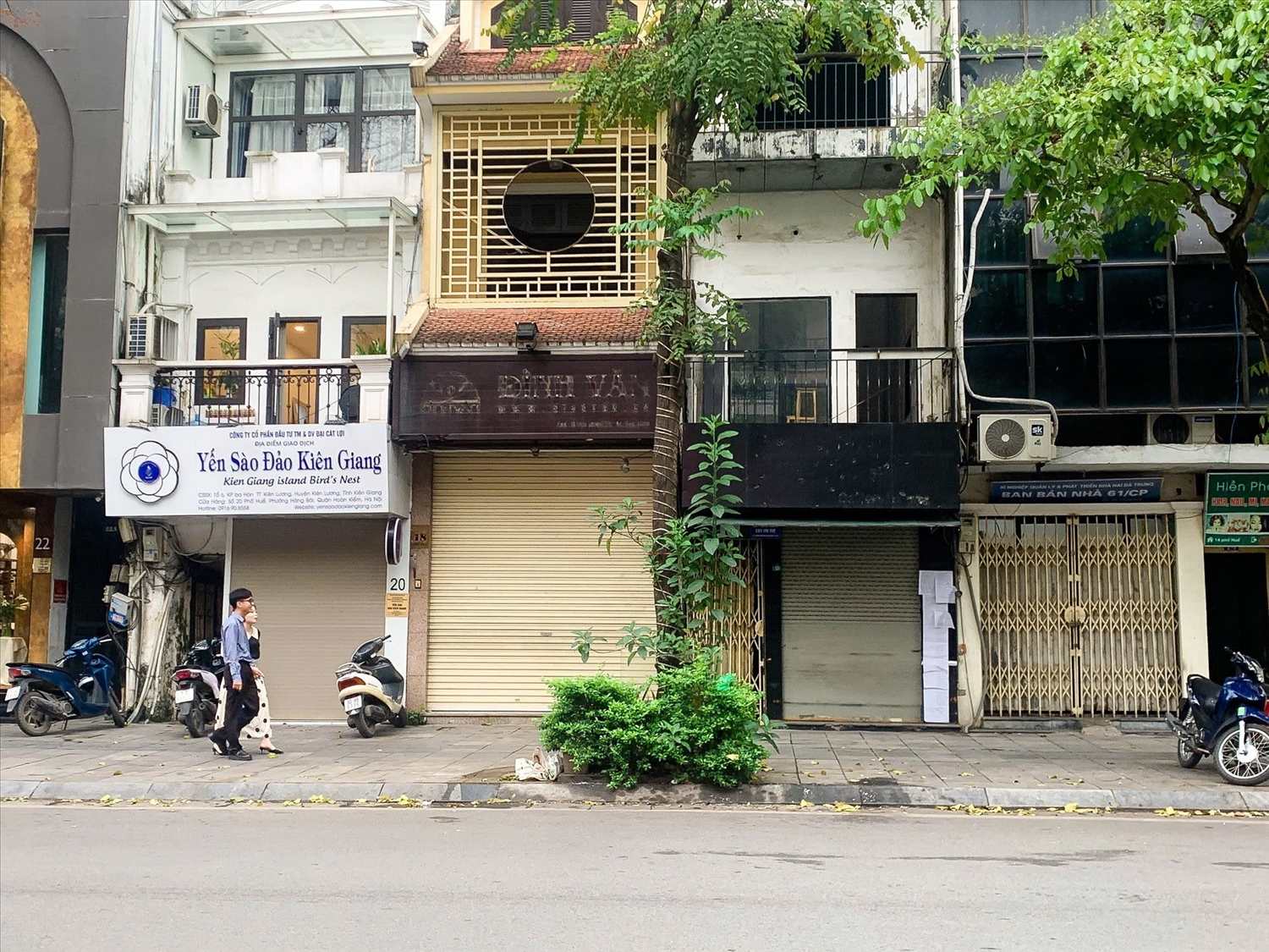 Không còn cảnh buôn bán tấp nập, tuyến phố (Hà Nội) nay cứ cách 3-4 nhà thì có một nhà đóng cửa, treo biển cho thuê, một số nhà liền kề nhau đồng loạt ""cửa đóng then cài", im lìm trong thời gian dài, chờ khách thuê