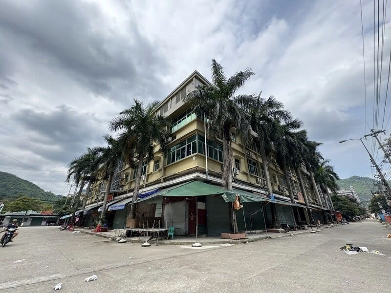 Đường phố vắng vẻ, gian hàng trống trơn trong chiến dịch chống hàng lậu ở vùng biên tại khu vực chợ Tân Thanh. Ảnh: Khánh Linh