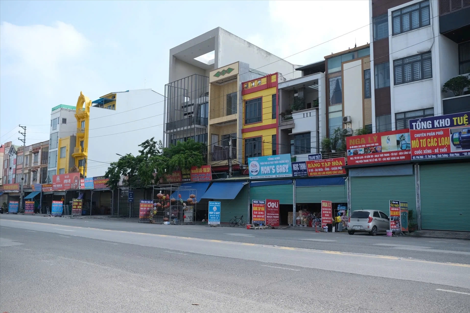 Không chỉ các tuyến phố trung tâm và đường nhà nối ra phố chính cũng chung tình cảnh giống nhau… đa phần các cửa hàng kinh doanh buôn bán đóng cửa. Phần lớn cửa hàng trên các tuyến đường trung tâm thị trấn Thổ Tang đã đóng cửa. 