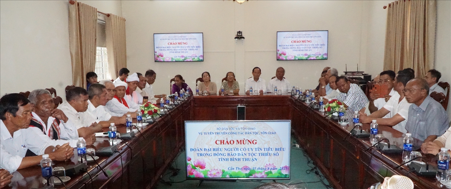 Đoàn đại biểu Người có uy tín đến thăm trụ sở làm việc của Vụ Tuyên truyền công tác dân tộc, tôn giáo (Bộ phận Cần Thơ) – cơ quan trực thuộc Bộ Dân tộc và Tôn giáo