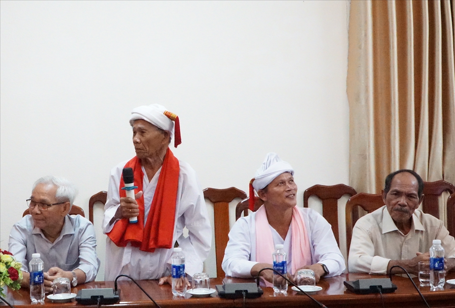 Giáo cả Đoàn Minh Duyên dân tộc Chăm, chia sẻ những thông tin về thôn Tuy Tịnh 2