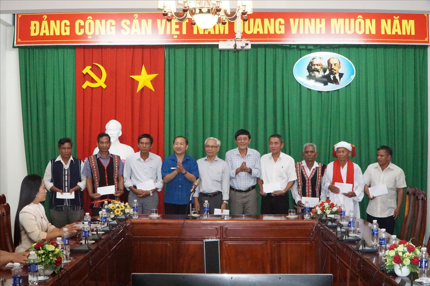 Mỗi vị Người có uy tín được nhận 1 phần qùa lưu niệm khi về thăm, làm việc tại trụ sở làm việc của Vụ Tuyên truyền công tác dân tộc, tôn giáo ( bộ phận Cần Thơ)