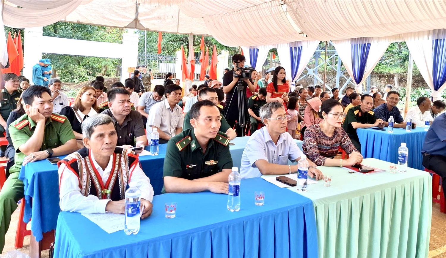 Người dân cùng chính quyền địa phương, đại diện lực lượng vũ trang đứng chân trên địa bàn tham gia lễ công nhận