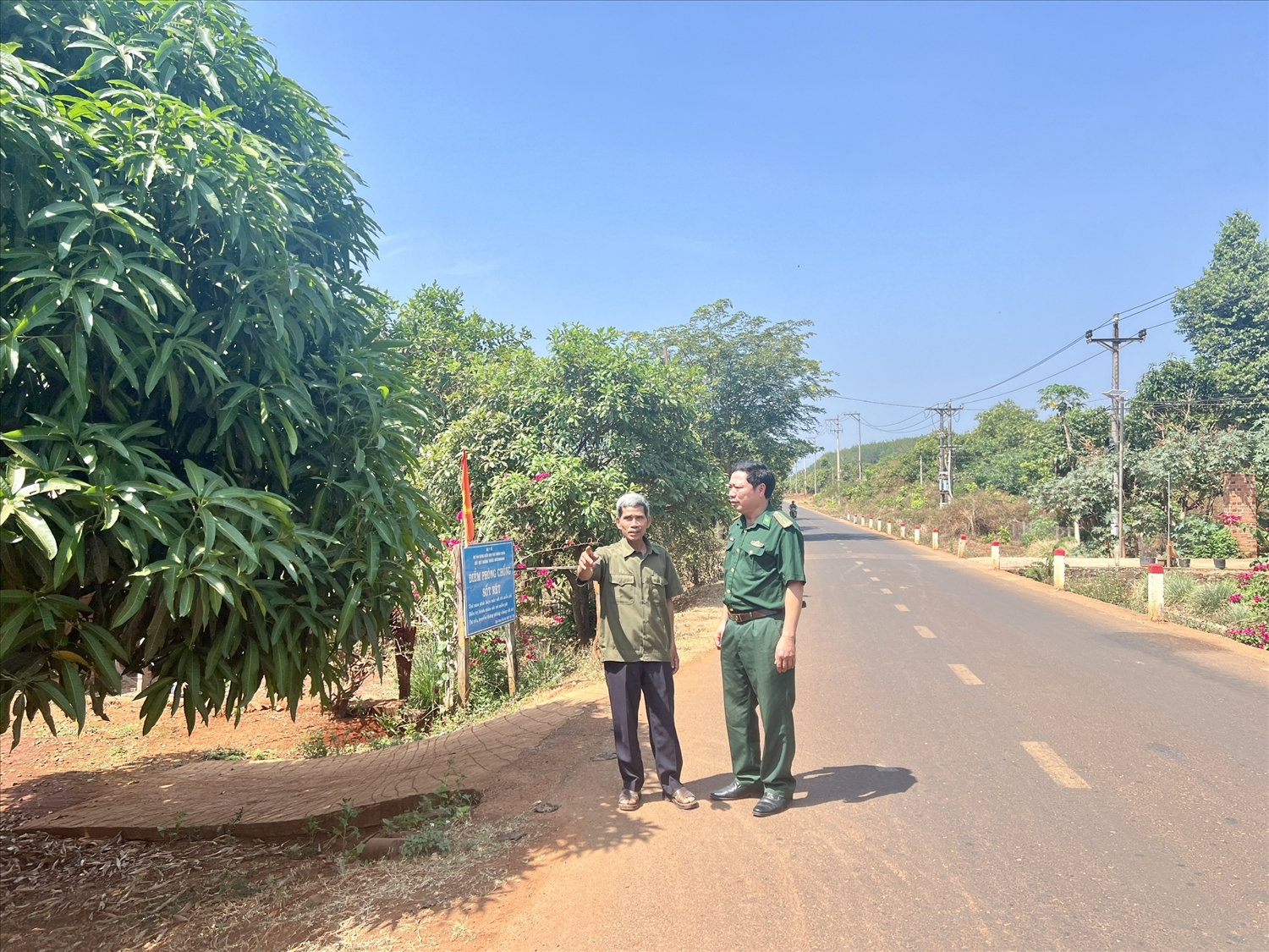 Đường từ trung tâm xã đến làng và đường liên thôn, trục thôn của làng Triêl đã được bê tông hóa, nhựa hóa đạt 100%