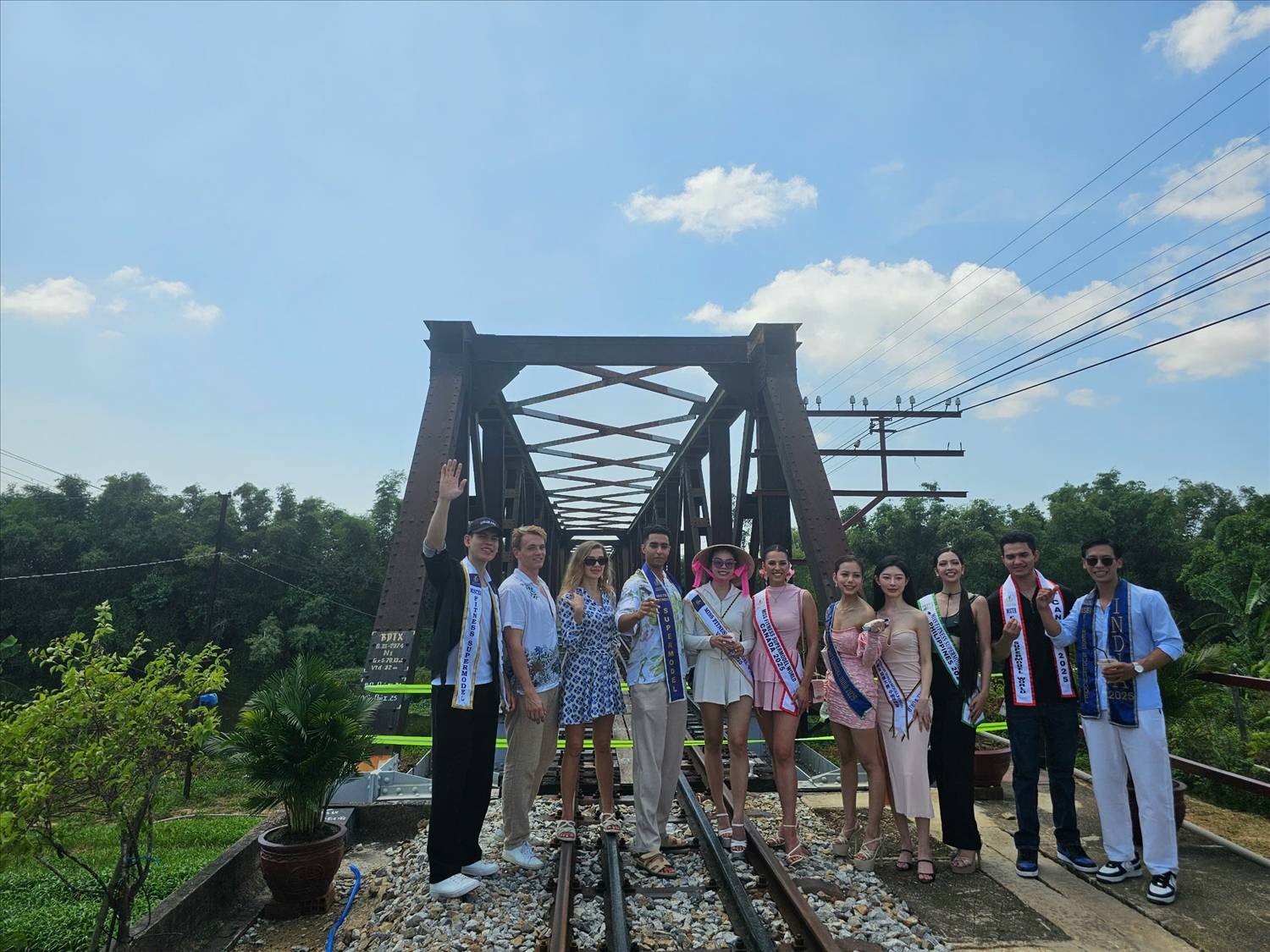 Các thí sinh chụp ảnh tại cầu Luật Lễ, cây cầu tuổi đời hơn 100 năm tuyến đường sắt Quy Nhơn - Diêu Trì 