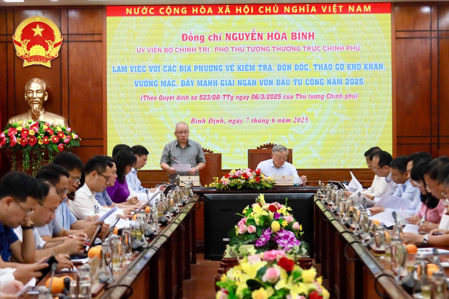 Quang cảnh buổi làm việc