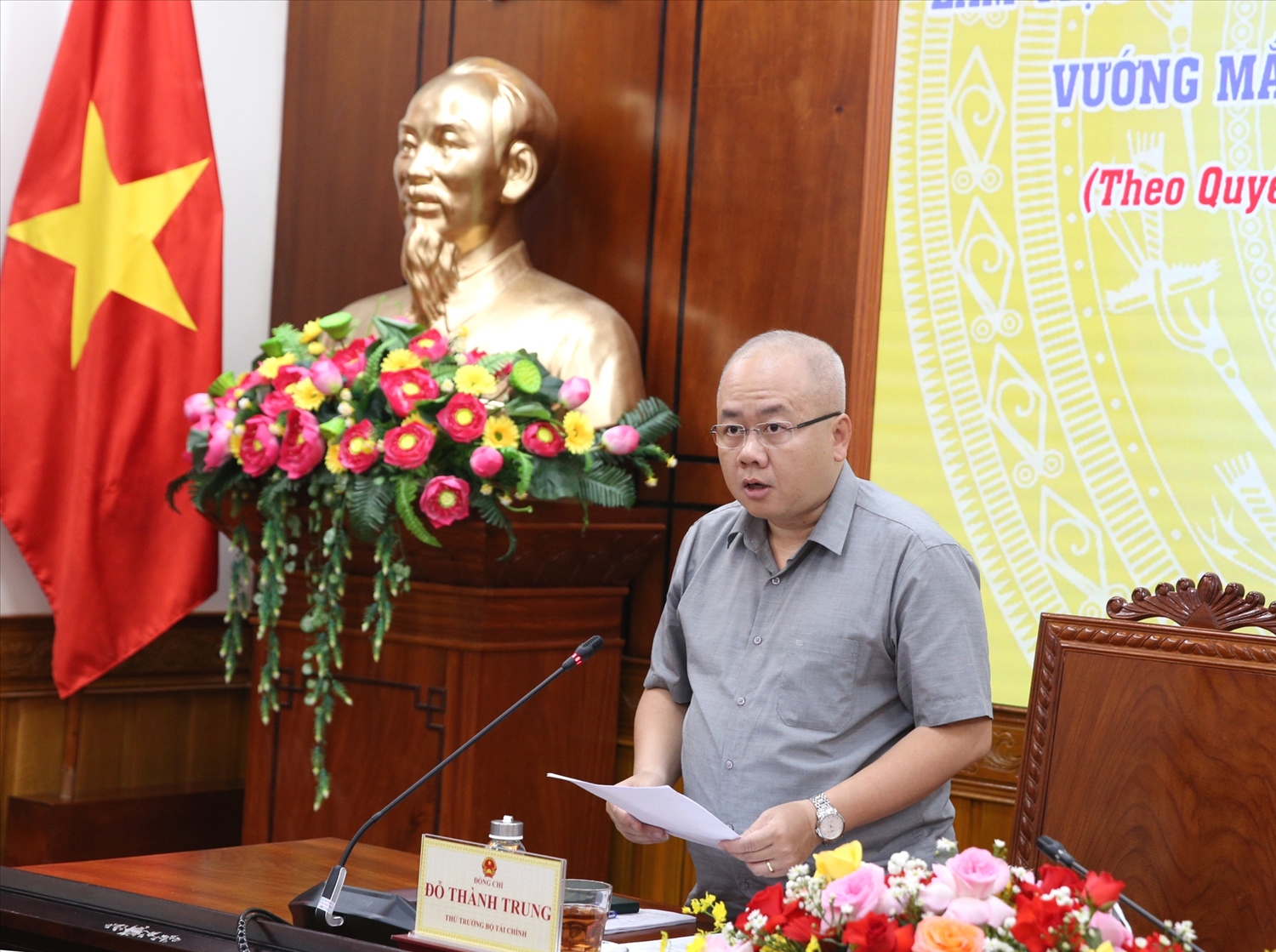 Thứ trưởng Bộ Tài chính Đỗ Thành Trung báo cáo tại buổi làm việc