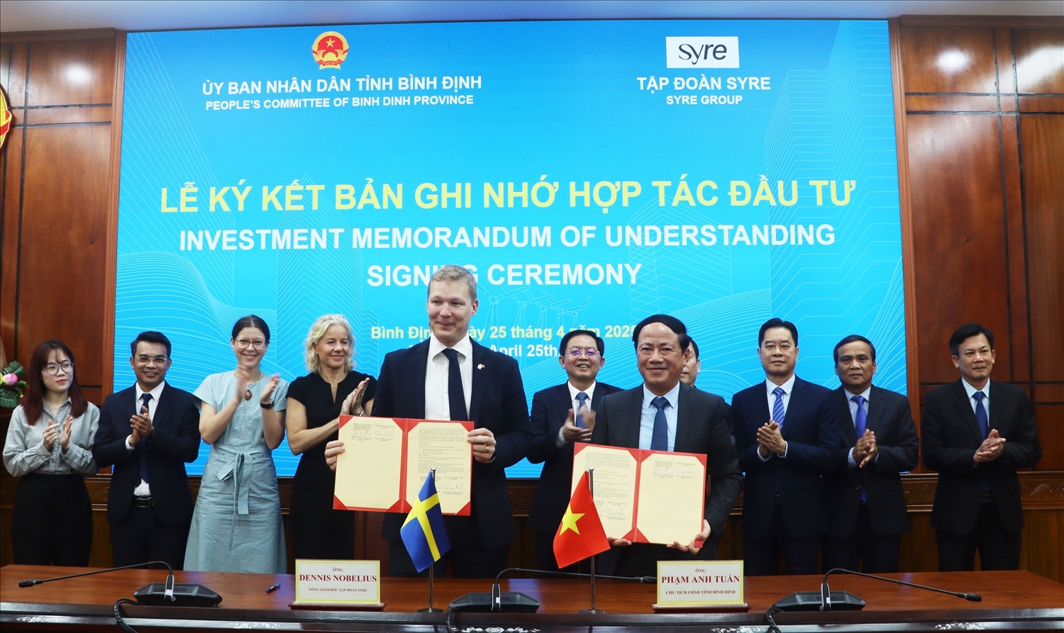 Chủ tịch UBND tỉnh Bình Định Phạm Anh Tuấn (bên phải) và Tổng Giám đốc Tập đoàn Syre thực hiện ký kết bản ghi nhớ hợp tác đầu tư hôm 25/4
