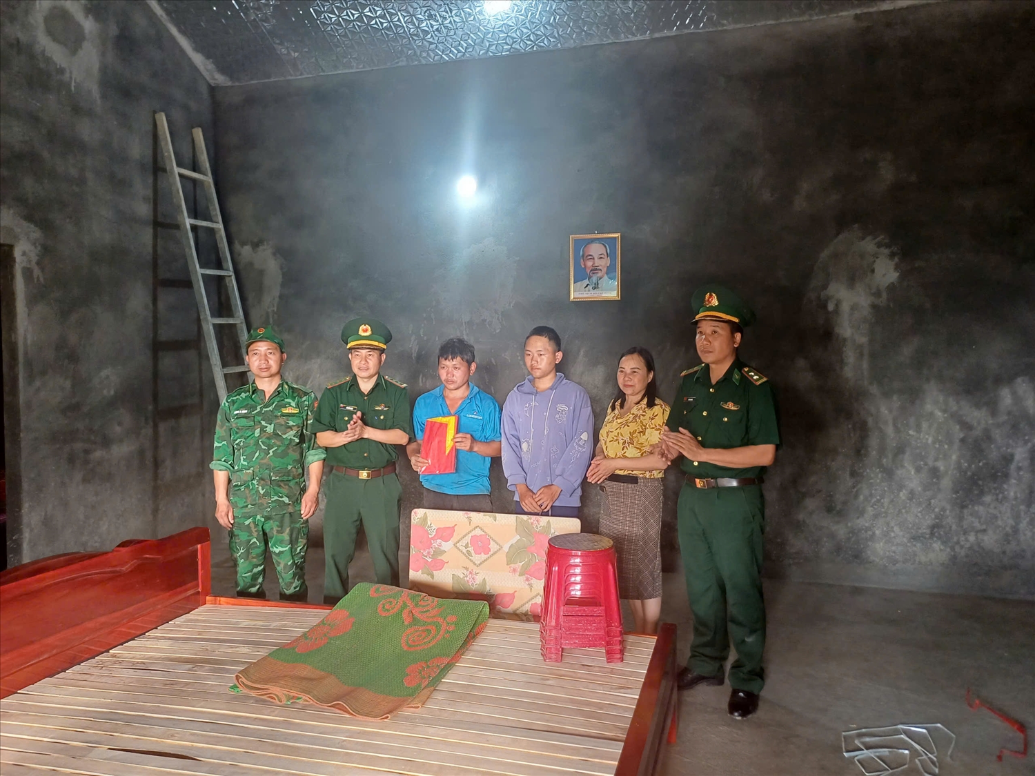 Cán bộ, chiến sĩ Đồn Biên phòng Dào San trao quà gia đình Dì A Đinh, bản Hợp 2, xã Dào San trong ngày về nhà mới 