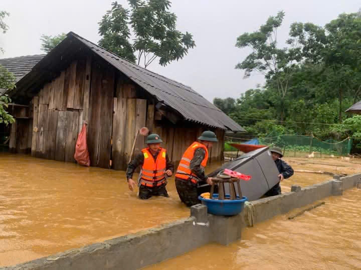 Lực lượng chức năng hỗ trợ người dân T di chuyển tài sản