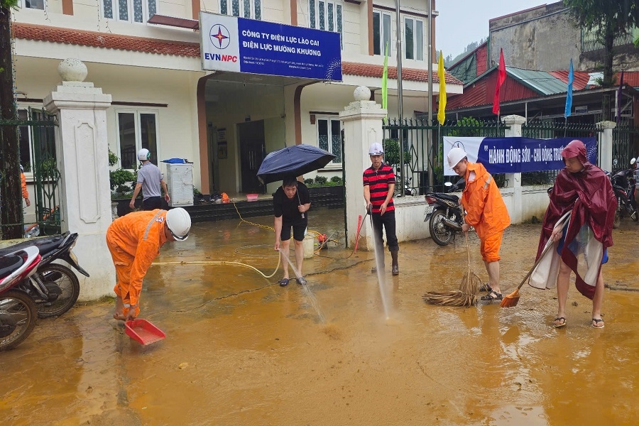 Khẩn trương vệ sinh, bảo đảm an toàn lưới điện