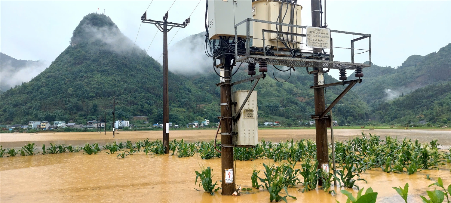 Trạm biến áp Cầu Trắng cũng bị ngập nước