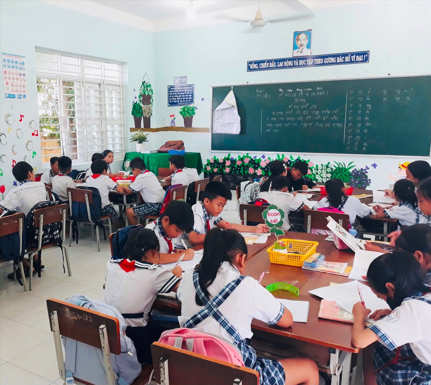 Các em học sinh tiểu học dân tộc Chăm ở Bình Thuận chăm chú học tiếng Chăm
