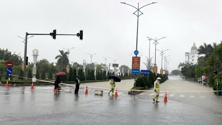 Lực lượng chức năng phải phân luồng ở nhiều tuyến đường do ngập úng