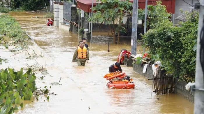 Lực lượng Công an giúp người dân di dời tài sản