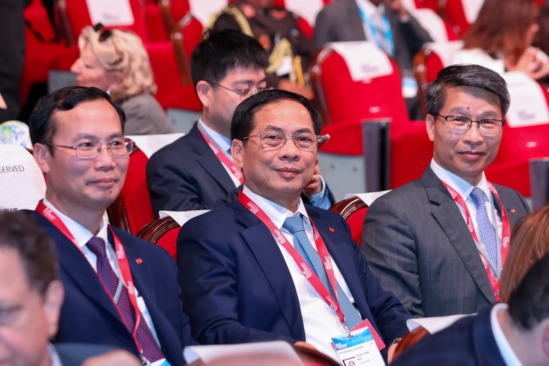 Phó Thủ tướng Bùi Thanh Sơn và các đại biểu dự Diễn đàn Kinh tế và Tài chính xanh - Ảnh: VGP/Nhật Bắc