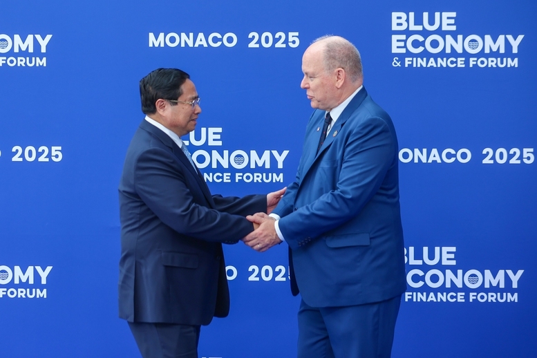 Hoàng thân Monaco Albert II vui mừng đón Thủ tướng Phạm Minh Chính tới dự Diễn đàn Tài chính và Kinh tế xanh trong khuôn khổ Hội nghị UNOC 3 - Ảnh: VGP/Nhật Bắc