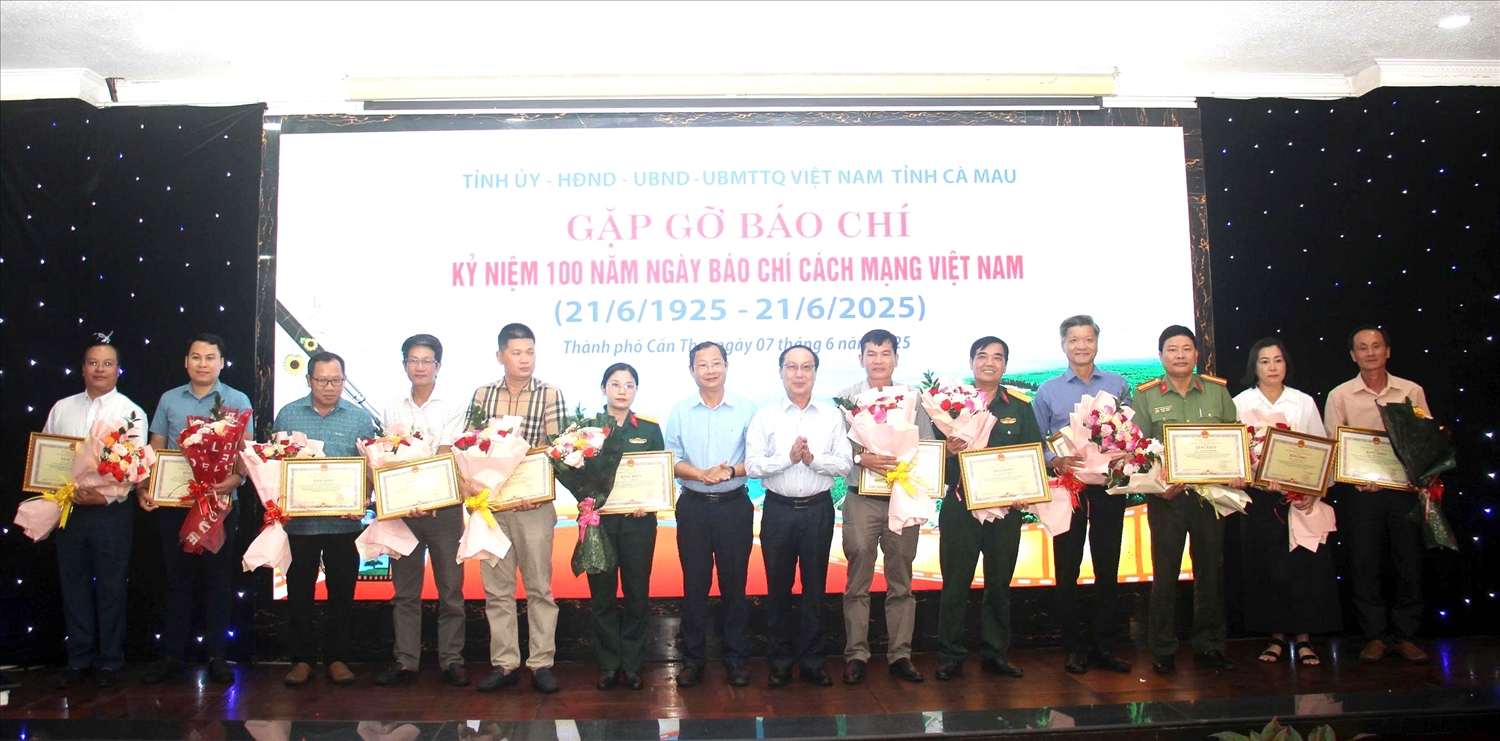 Đại diện lãnh đạo tỉnh Cà Mau trao bằng khen đến các cá nhân, nhân dịp kỷ niệm 100 Năm Ngày Báo chí cách mạng Việt Nam