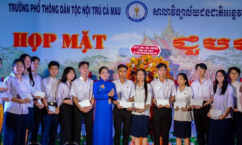 Bà Quách Kiều Mai, Phó giám đốc Sở Dân tộc và Tôn giáo tỉnh Cà Mau trao quà cho các em Trường Dân tộc Nội trú nhân dịp tết cổ truyền Chôl Chnăm Thmây năm 2025 