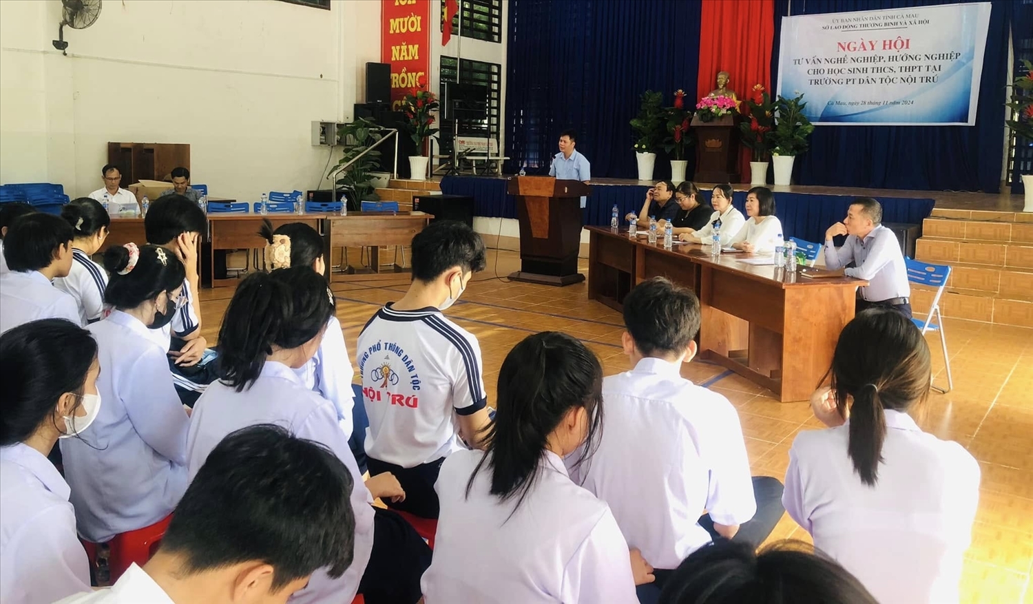 Trường Phổ thông Dân tộc Nội trú Cà Mau định kỳ tổ chức Ngày hội hướng nghiệp cho học sinh của trường 