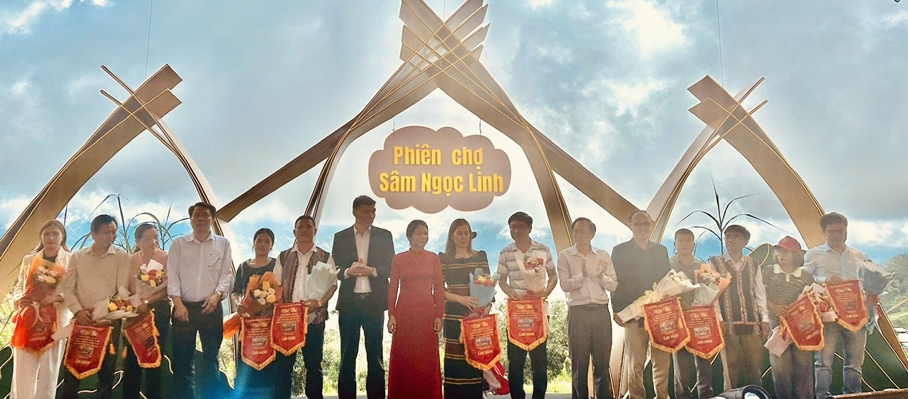 Ban Tổ chức tặng hoa, cờ lưu niệm cho các địa phương tham gia Phiên chợ 