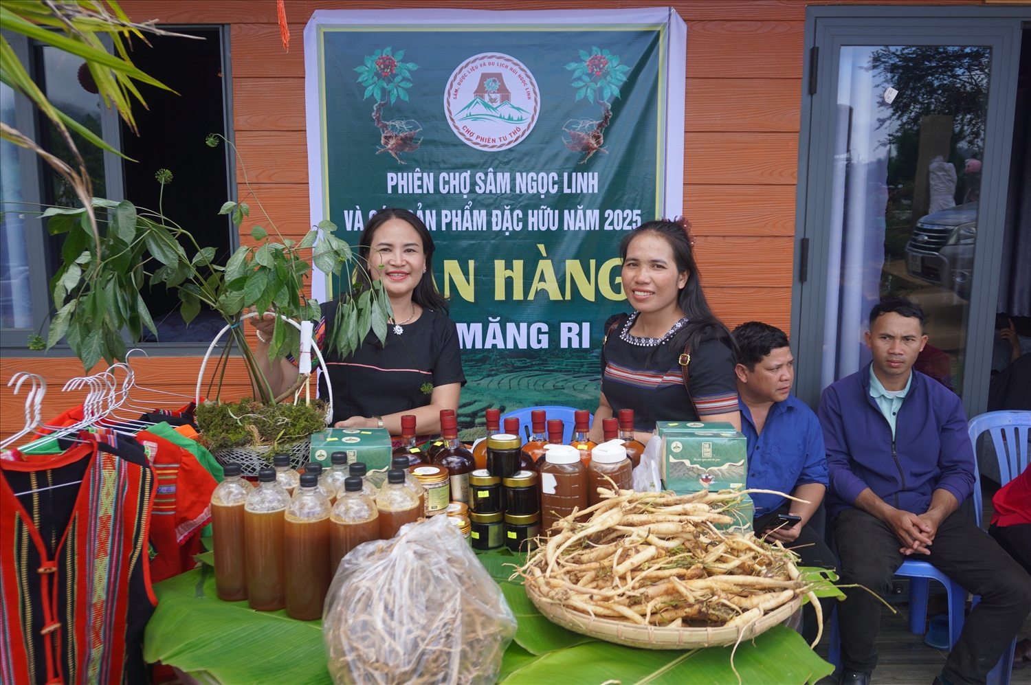 Phiên chợ là cơ hội để đồng bào Xơ Đăng giới thiệu các sản phẩm đặc trưng của địa phương đến với du khách