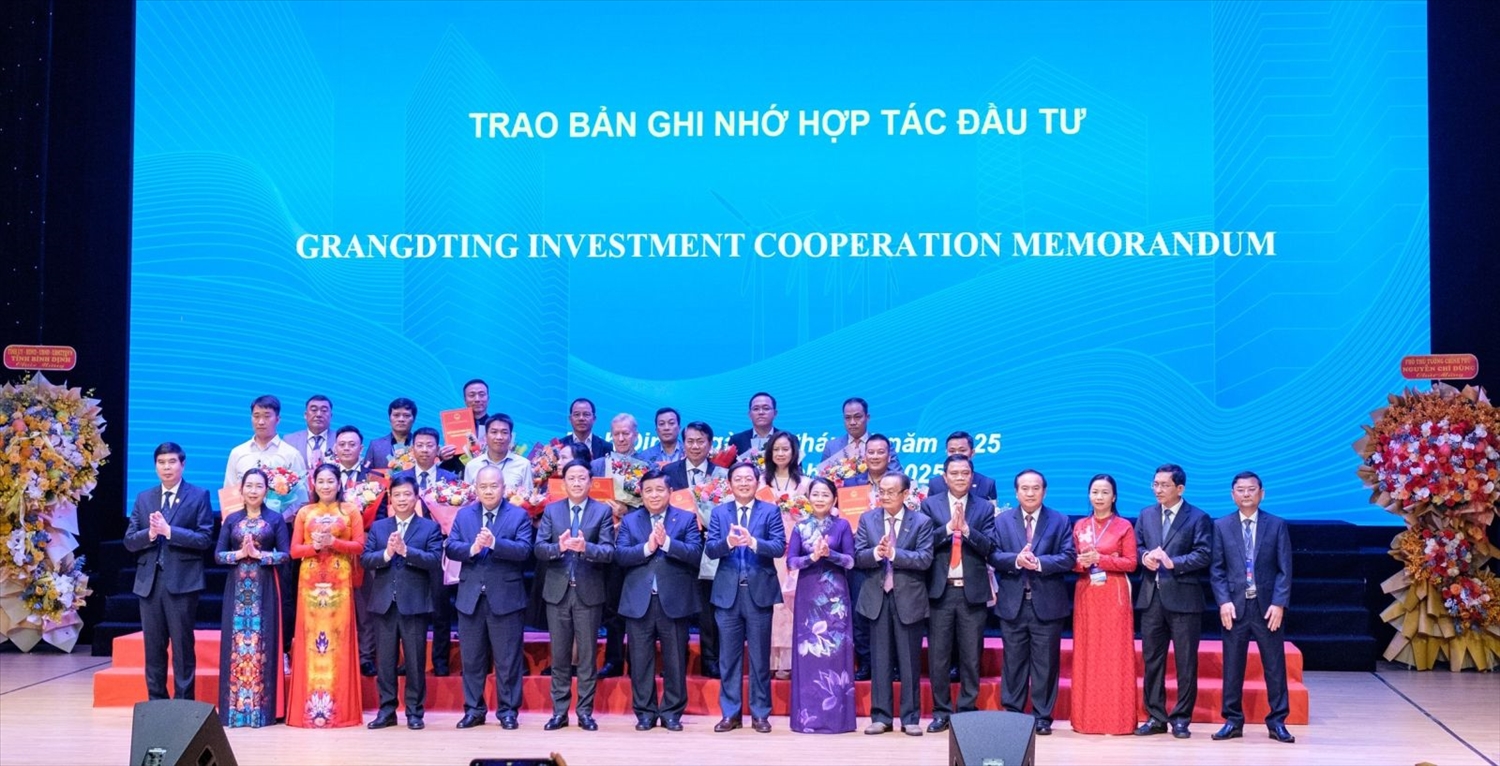 UBND tỉnh Bình Định trao Quyết định chấp thuận chủ trương đầu tư, Giấy chứng nhận đăng ký đầu tư và Biên bản ghi nhớ hợp tác đầu tư giữa tỉnh Bình Định và các doanh nghiệp, nhà đầu tư