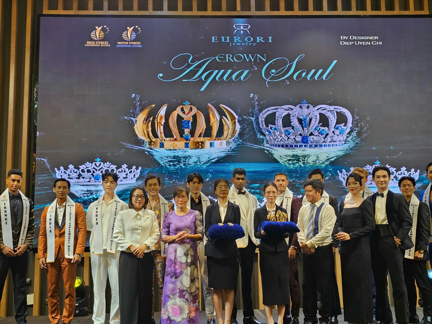 Giới thiệu vương miện của cuộc thi
