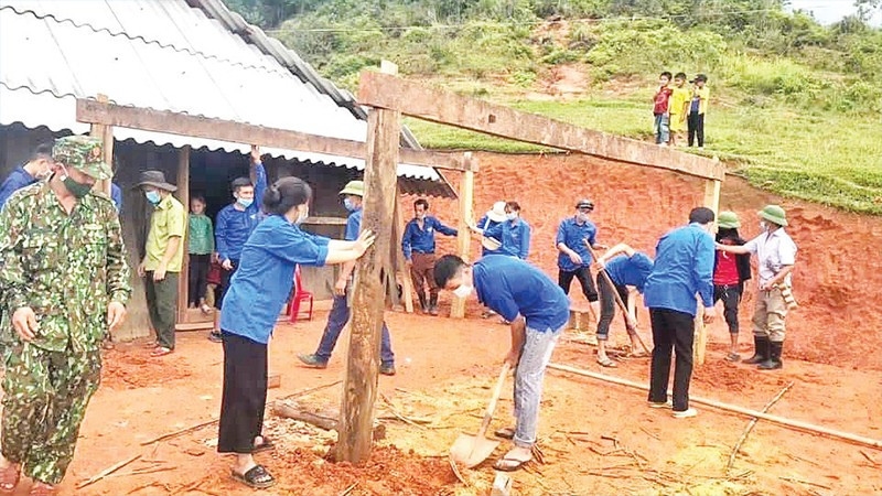 Nghệ An quyết tâm xóa nhà tạm, nhà dột nát trước 31/7/2025 - Trong ảnh: Các lực lượng tại chỗ huyện Quế Phong chung tay xóa nhà tạm, nhà dột nát