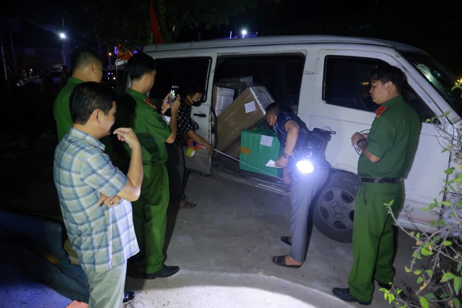 Phòng Cảnh sát Kinh tế- Công an tỉnh Quảng Trị kiểm tra, bắt giữ vụ vận chuyển hàng cấm, hạnh nhập lậu tại km9 Quốc Lộ 9 trong đêm 4/6/2025  