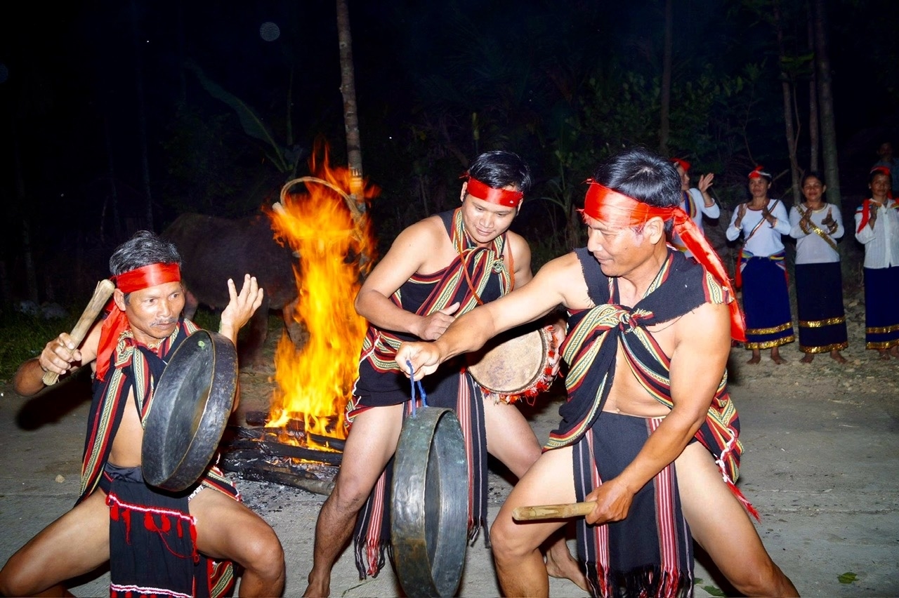 Đấu chiêng dân tộc Co.