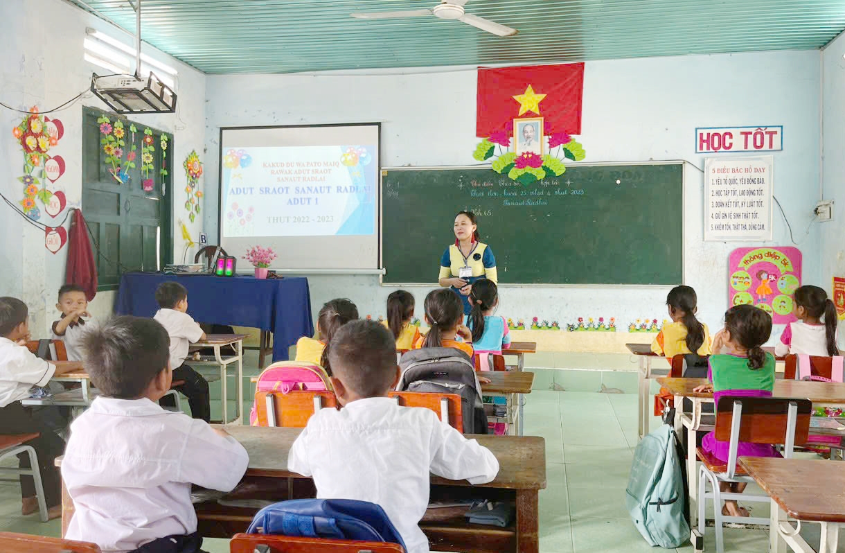 Tiết học tiếng Raglay của cô trò Trường Tiểu học Phước Thành A, huyện Bác Ái.