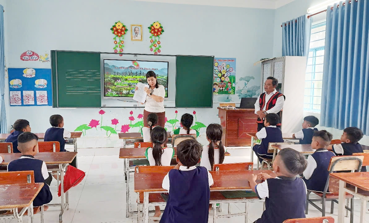 Giáo viên Trường Tiểu học Phước Đại A chăm lo dạy tiếng Raglay cho học sinh lớp 1. 