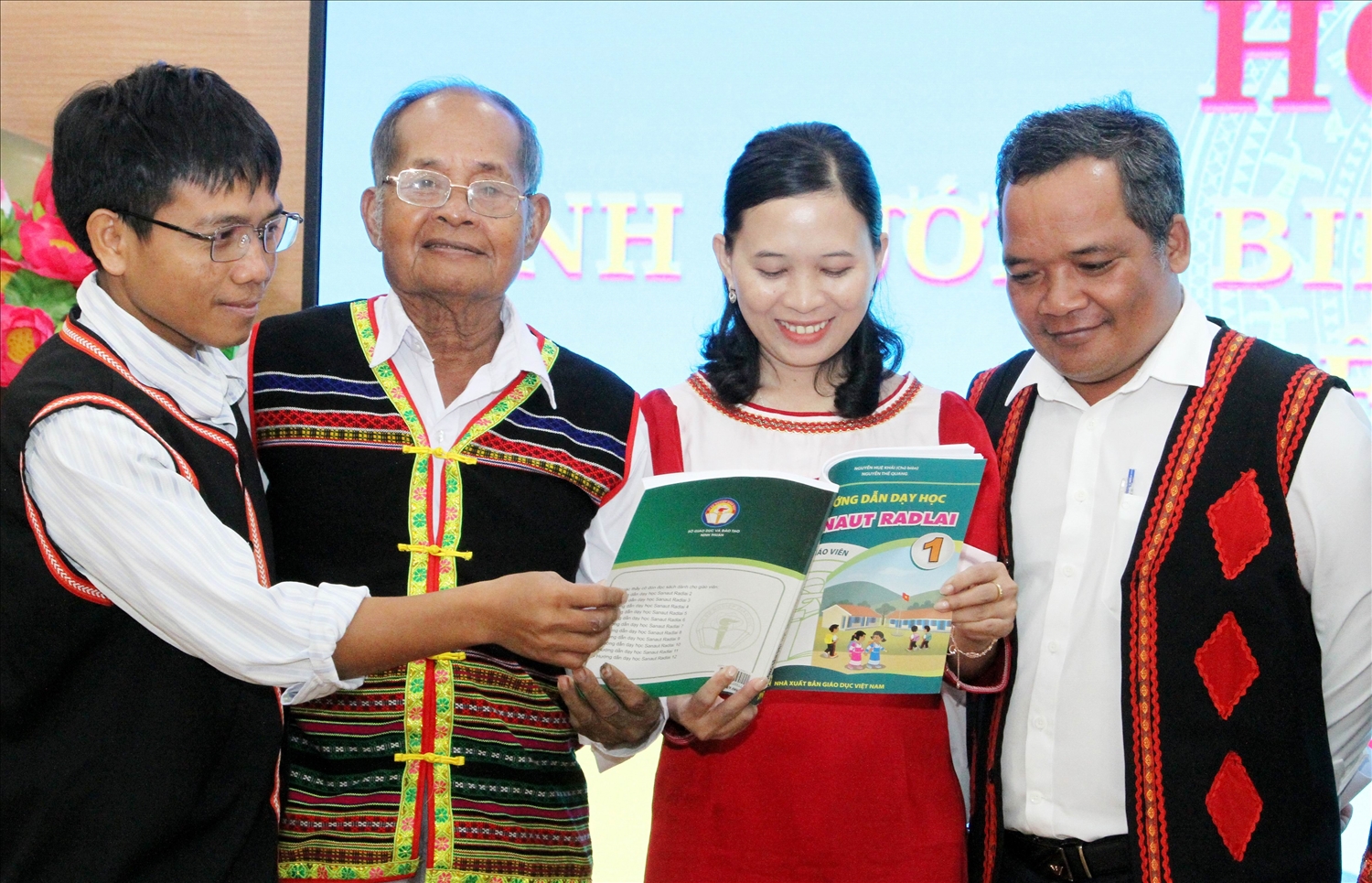 Nghệ nhân Ưu tú Chamaleá Liếp ở xã Phước Thành, huyện Bác Ái, trao đổi với thầy cô giáo dạy tiếng Raglay trong các trường phổ thông. 