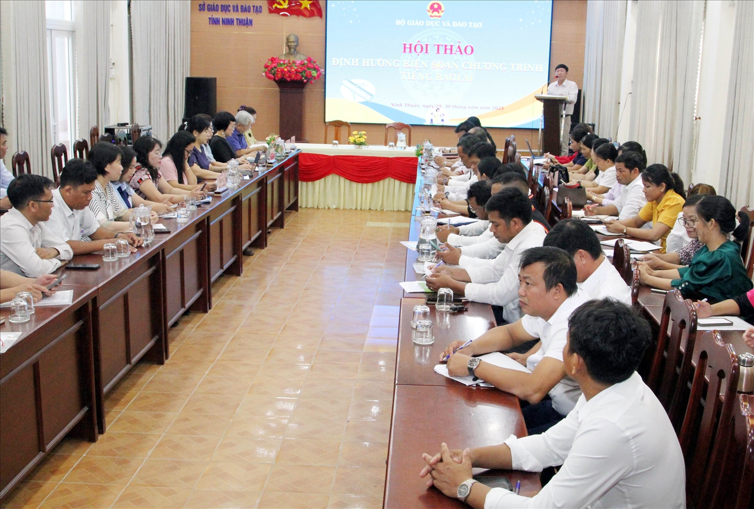 Toàn cảnh Hội thảo định hướng biên soạn chương trình tiếng Raglay. 