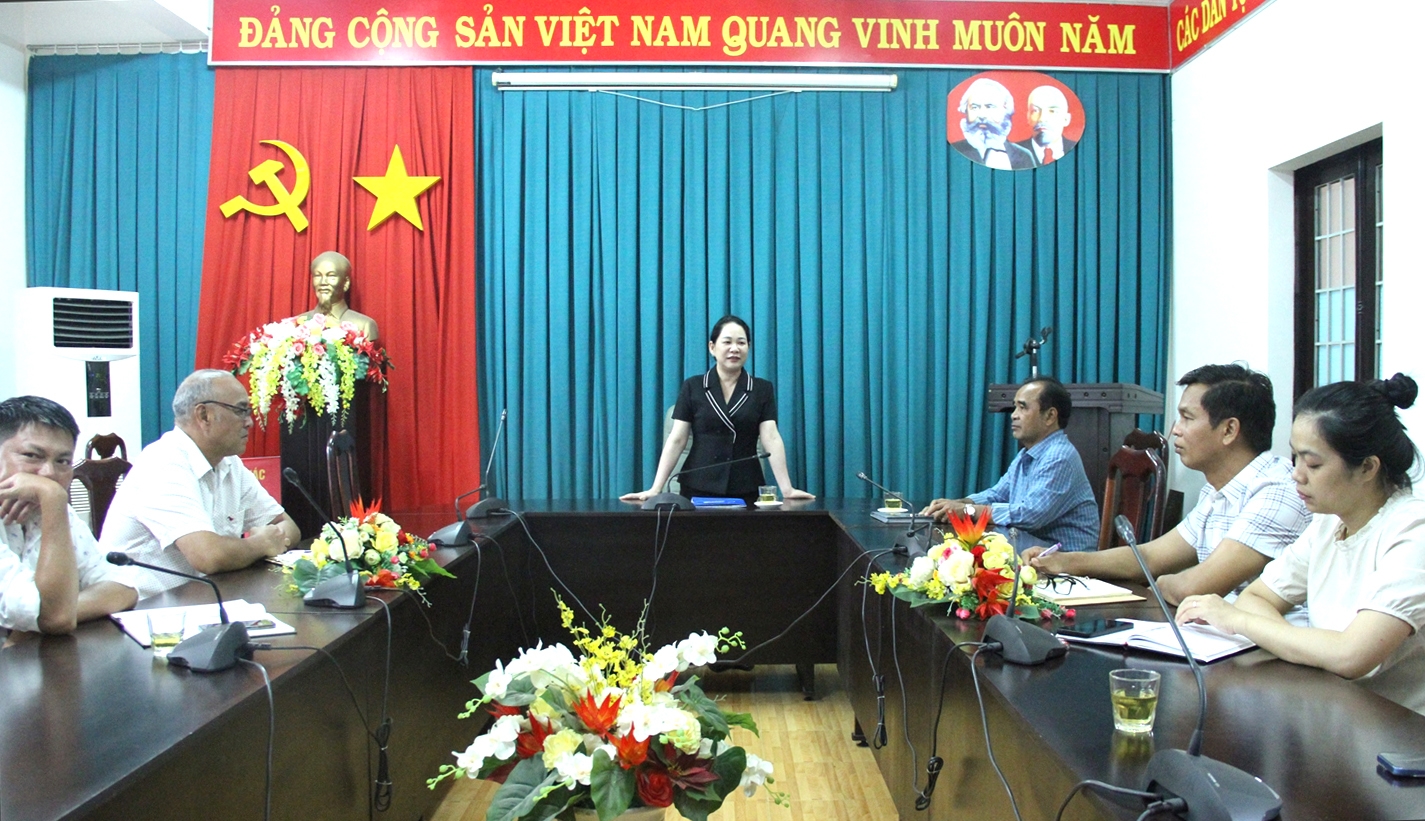 Thứ trưởng Bộ Dân tộc và Tôn giáo Nông Thị Hà thăm Vụ Tuyên truyền công tác dân tộc, tôn giáo bộ phận tại Đắk Lắk