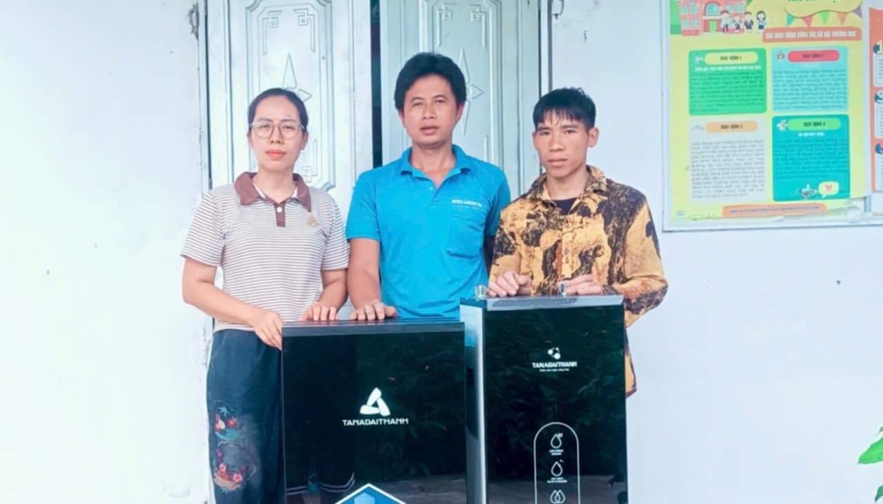  Đại diện Ban giám hiệu Trường TH&THCS Đản Ván cùng người dân địa phương đón nhận món quà của Công đoàn Tạp chí Thanh tra trao tặng