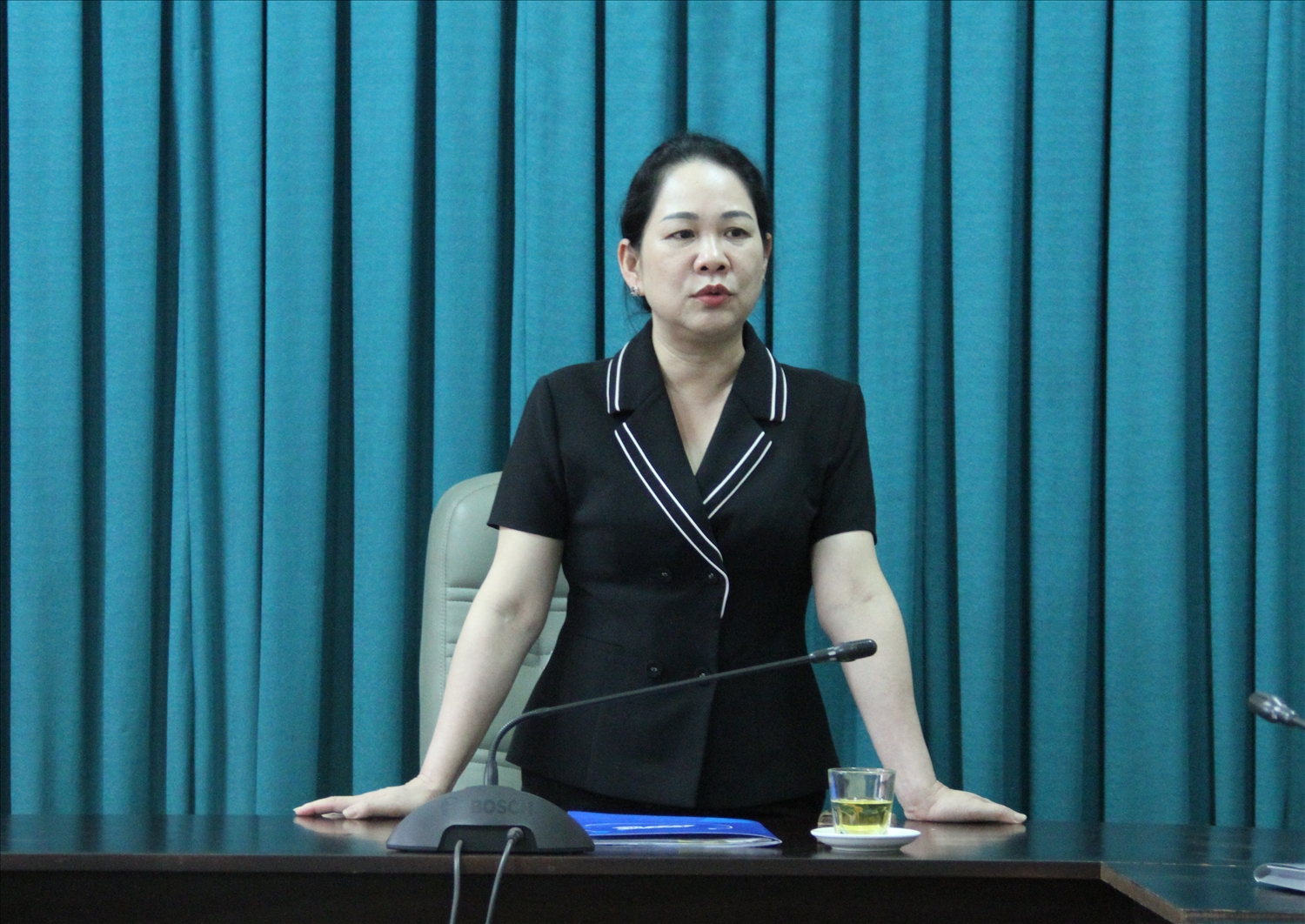 Thứ trưởng Bộ Dân tộc và Tôn giáo Nông Thị Hà chia sẻ lãnh đạo, cán bộ Vụ Tuyên truyền công tác dân tộc, tôn giáo bộ phận tại Đắk Lắk