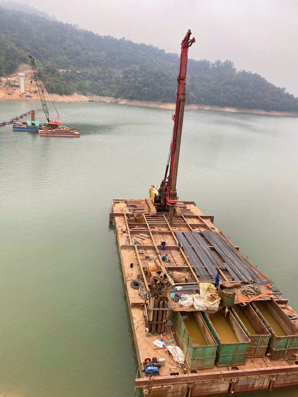 Thi công trụ cầu Suối Hộc trên tuyến dự án mở đường vào các xã lòng hồ bản Vẽ là Hữu Khuông, Nhôn Mai gặp nhiều khó khăn do cốt nước ngập cao hơn thiết kế (Ảnh: Thanh Hải)
