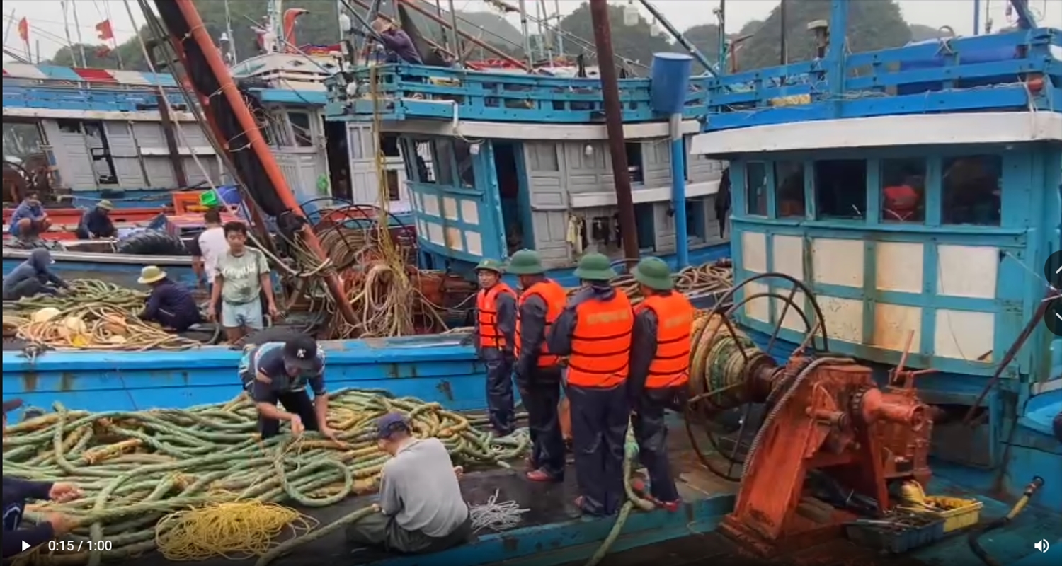 Bộ đội Biên phòng cùng ngư dân đang thực hiện các công việc ứng phó, phòng, chống bão số 3. Ảnh: Bộ đội biên phòng